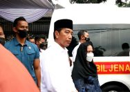 Presiden Jokowi dan Ibu Negara Lepas Jenazah Istri KSP Moeldoko ke Taman Makam Pahlawan, sumber gambar : Antaranews.com
