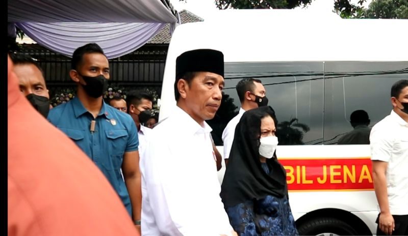 Presiden Jokowi dan Ibu Negara Lepas Jenazah Istri KSP Moeldoko ke Taman Makam Pahlawan, sumber gambar : Antaranews.com